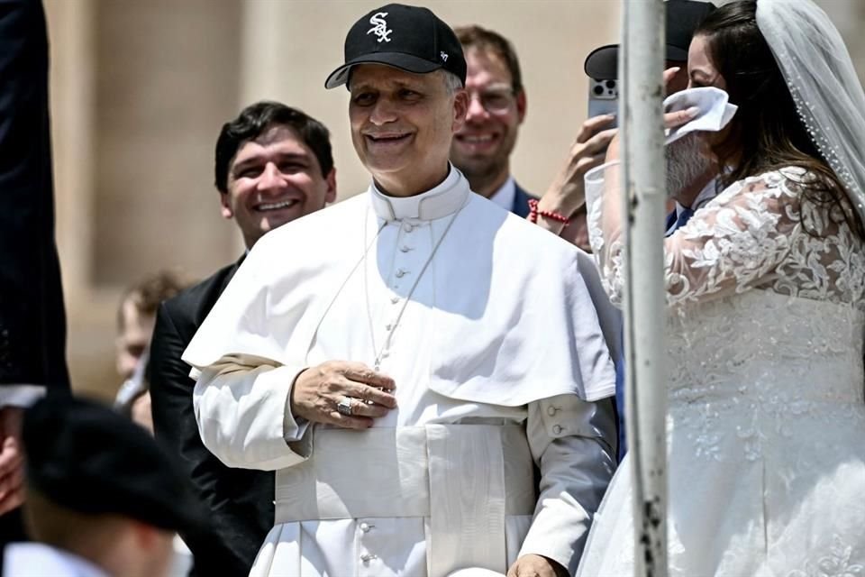 Con una gran sonrisa, el Papa León XIV posó ante las cámaras con una gorra de los White Sox, equipo de beisbol de su natal Chicago.