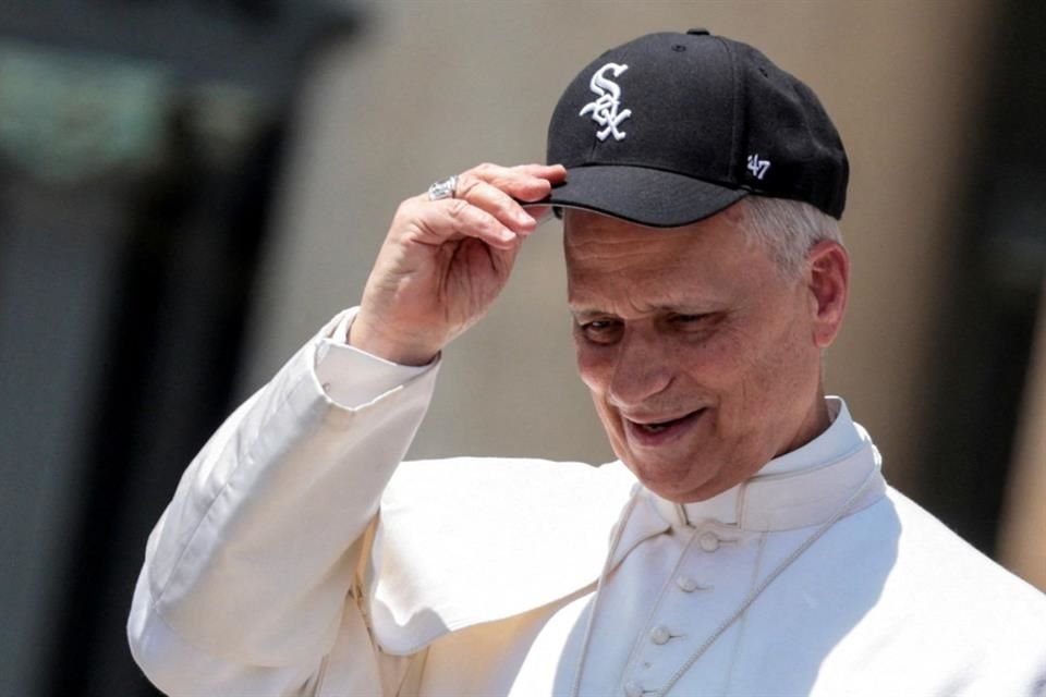 Con una gran sonrisa, el Papa León XIV posó ante las cámaras con una gorra de los White Sox, equipo de beisbol de su natal Chicago.