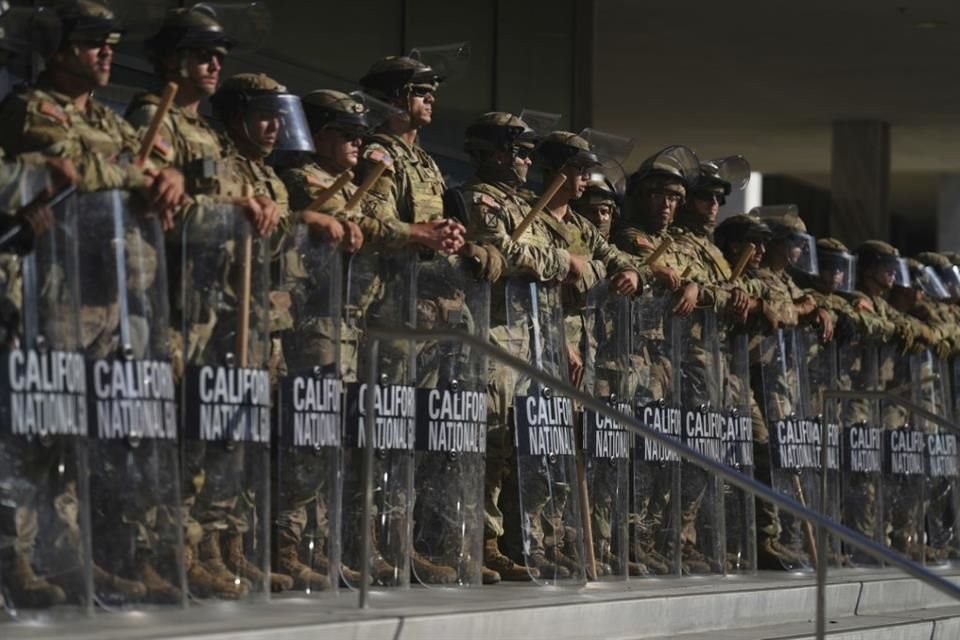 La Guardia Nacional de California afuera de un edificio federal en Los Ángeles.