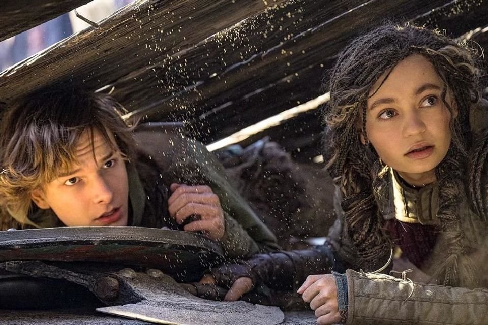 El acertado casting, que incluye a una excelente Nico Parker y a Gerard Butler (quien regresa en su mismo personaje) es un elemento clave para que la película funcione tan bien.
