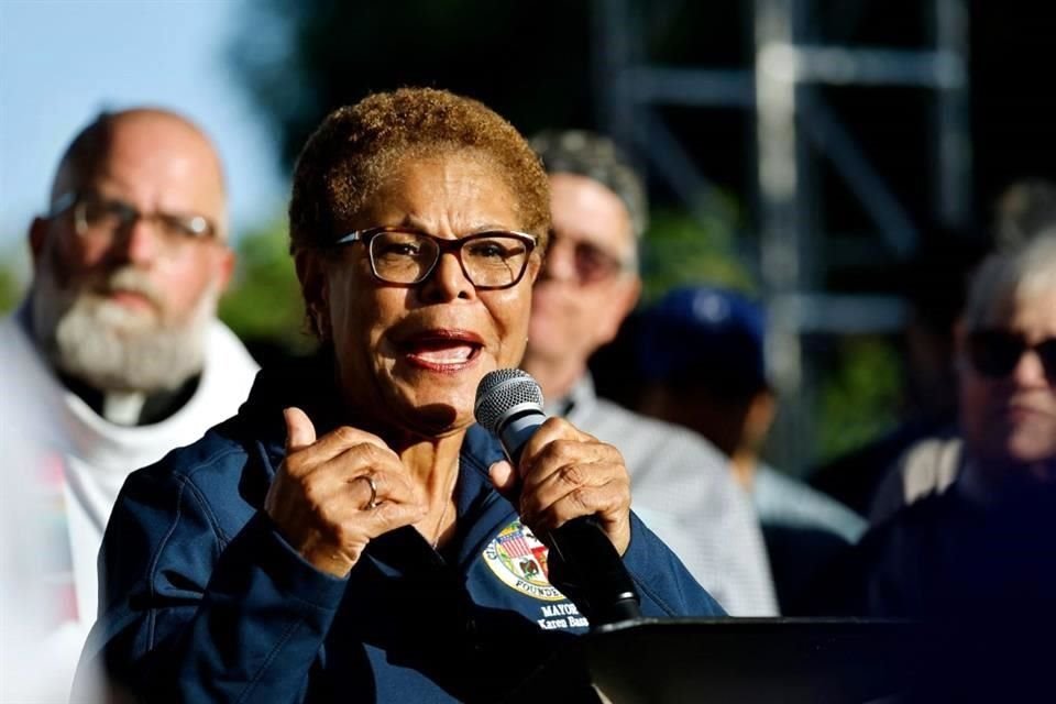 La Alcaldesa de Los Ángeles, Karen Bass, y los líderes de más de 30 ciudades pequeñas de California pidieron el fin de las redadas federales contra la inmigración.