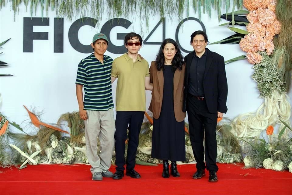 Manuel Cruz Vivas (izq. a der.), Hoze Meléndez, Arcelia Ramirez y , J. Xavier Velasco, en la alfombra roja del FICG.