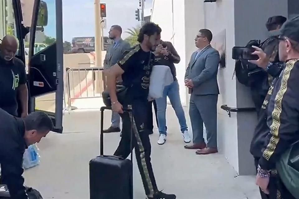 Sin presencia de aficionados y en un ambiente relajado, la Selección Mexicana llegó a su hotel en Los Ángeles para debutar en la Copa Oro.