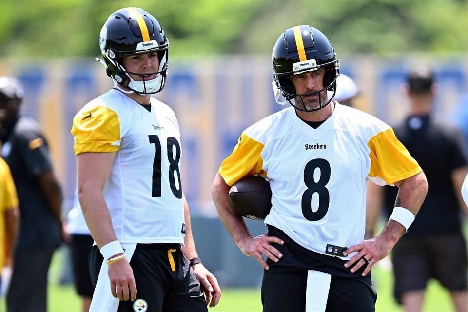 Will Howard (izq.) quiere aprender de Aaron Rodgers.
