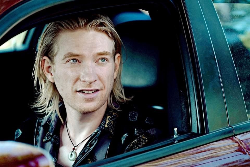 En el filme, que llega mañana a Apple TV+, Domhnall Gleeson da vida a un dealer que las hará padecer.