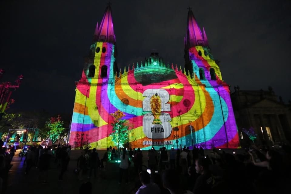 En la Catedral se proyectó videomapping alusivo al Mundial.