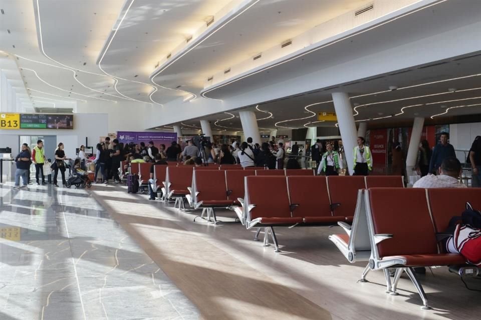 Familiar de turista colombiana relata que joven y su hijo estuvieron encerrados e incomunicados en el Aeropuerto de Guadalajara.