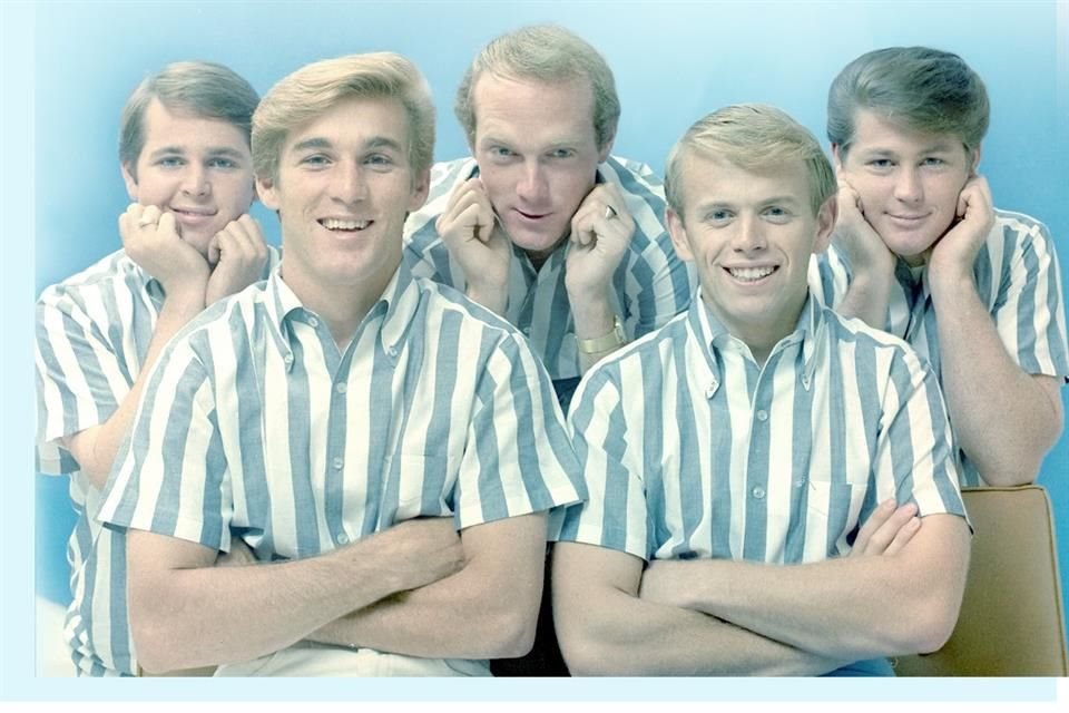 Los hermanos Carl y Dennis Wilson, Mike Love (su primo), Al Jardine y Brian, fundadores de la banda; solamente Mike y Al sobreviven.