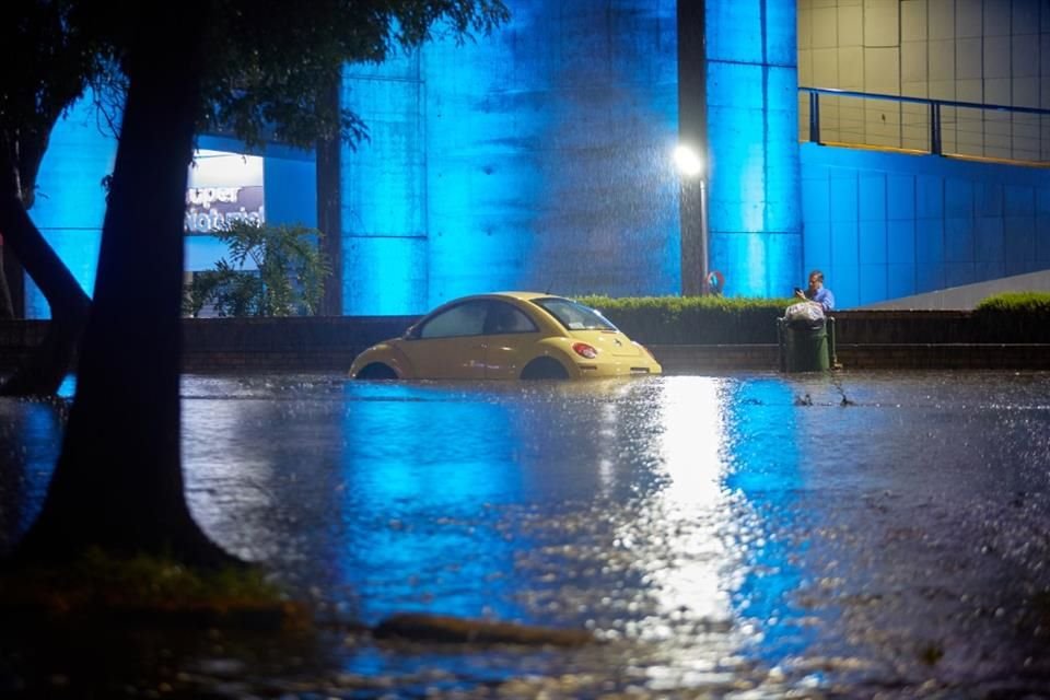 La lluvia dejó inundaciones en Avenida López Mateos.