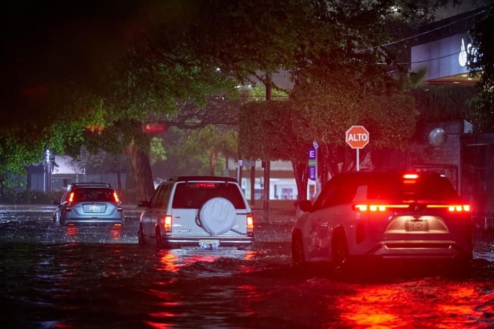 La lluvia dejó inundaciones en Avenida López Mateos.
