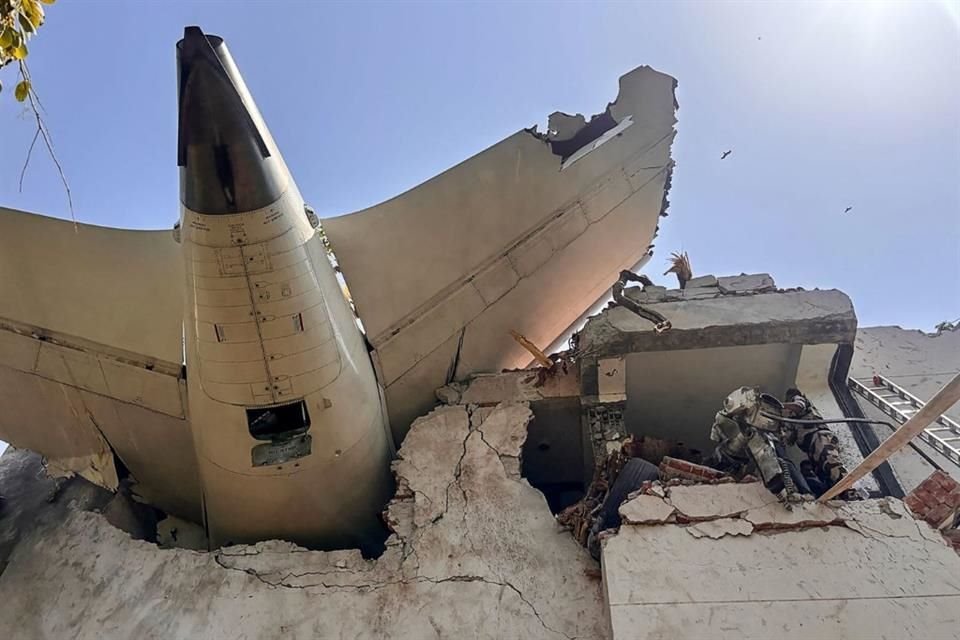El avión se estrelló poco después de despegar, según Air India.