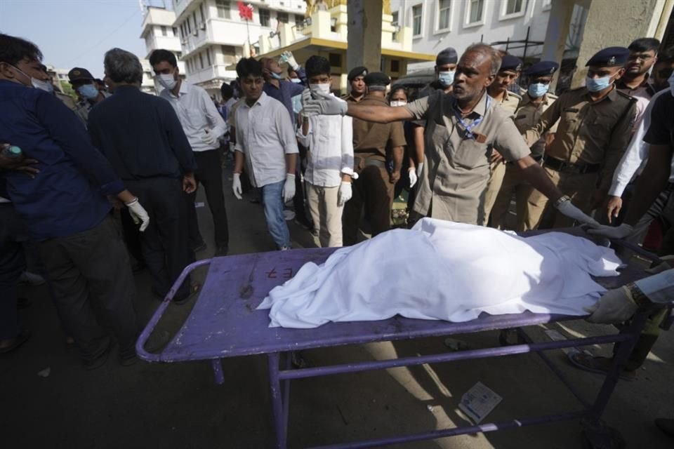 Los restos de algunas víctimas fueron llevados a un hospital civil en Ahmedabad.