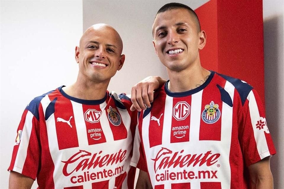 En el nuevo diseño diseño prevalecen las líneas rojiblancas, tiene cuello redondo y el escudo de las Chivas se encuentra a la altura del corazón.