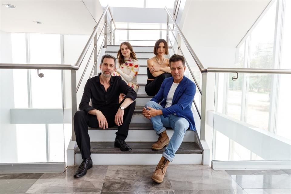 Ana Valeria Becerril , Daniela Ramírez (negro), Néstor Cantillana (negro), Raúl Méndez , elenco de la serie la 'Isla Oculta'.