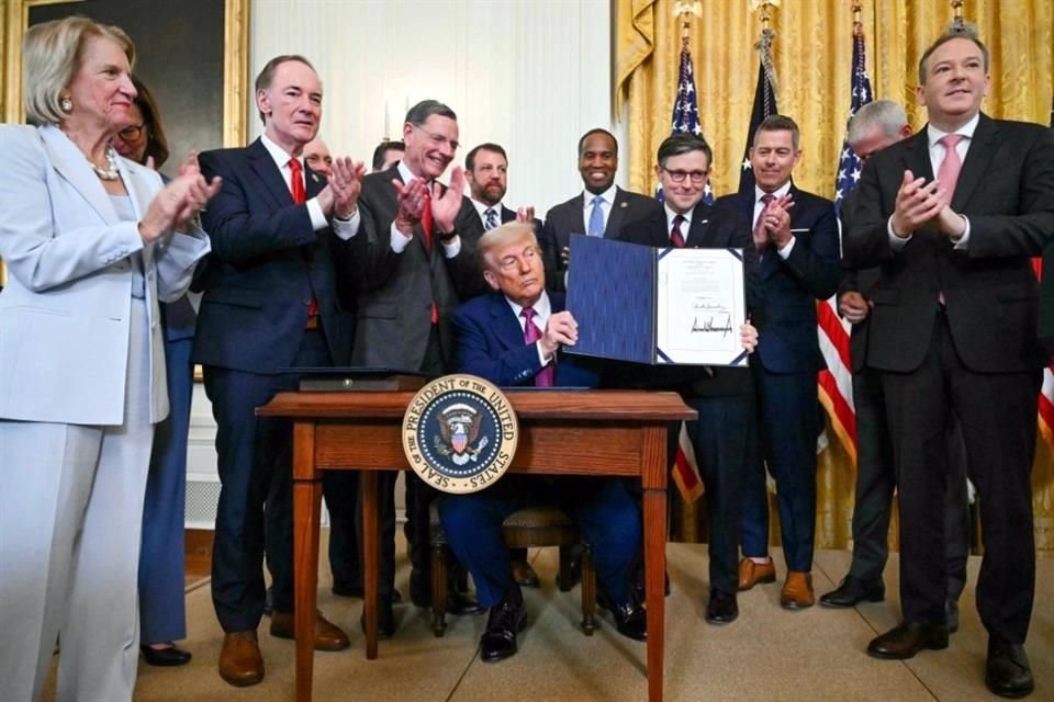 El Presidente Donald Trump firmó legislación que elimina las regulaciones de California que habrían prohibido la venta de autos a gasolina en 2035.