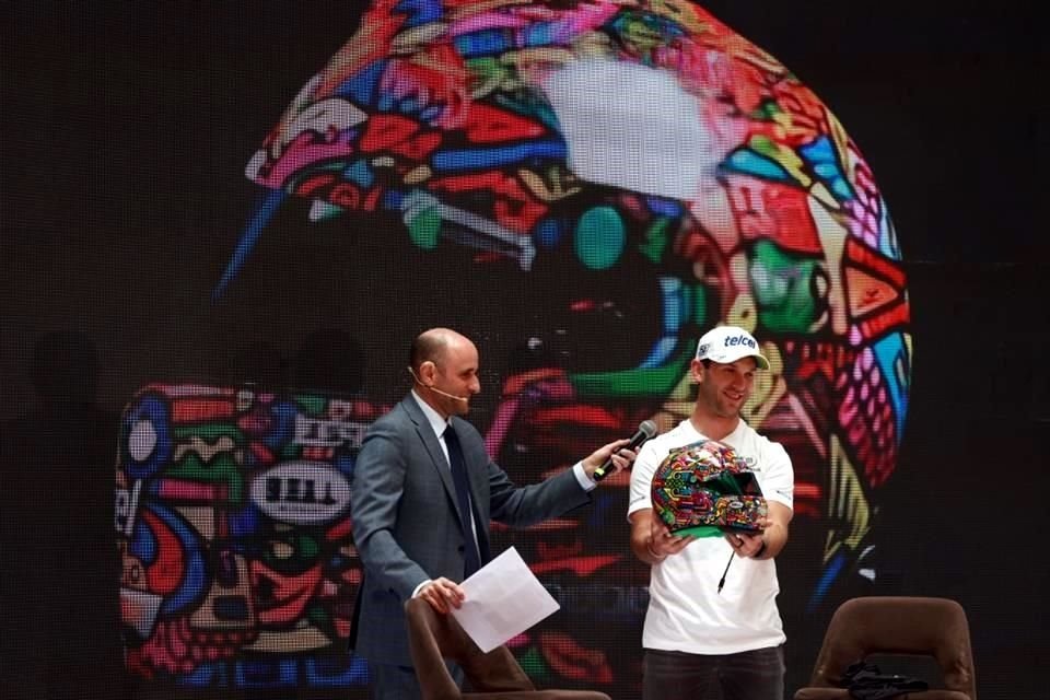 Suárez presentó el casco que utilizará.
