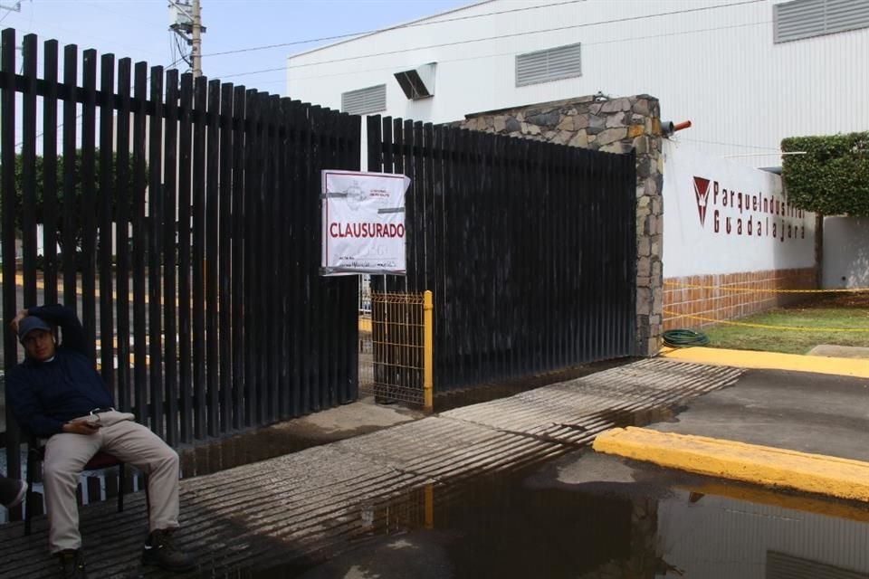 Más de mil trabajadores fueron desalojados del Parque Industrial Guadalajara, por anomalías no atendidas en su sistema de drenaje pluvial.