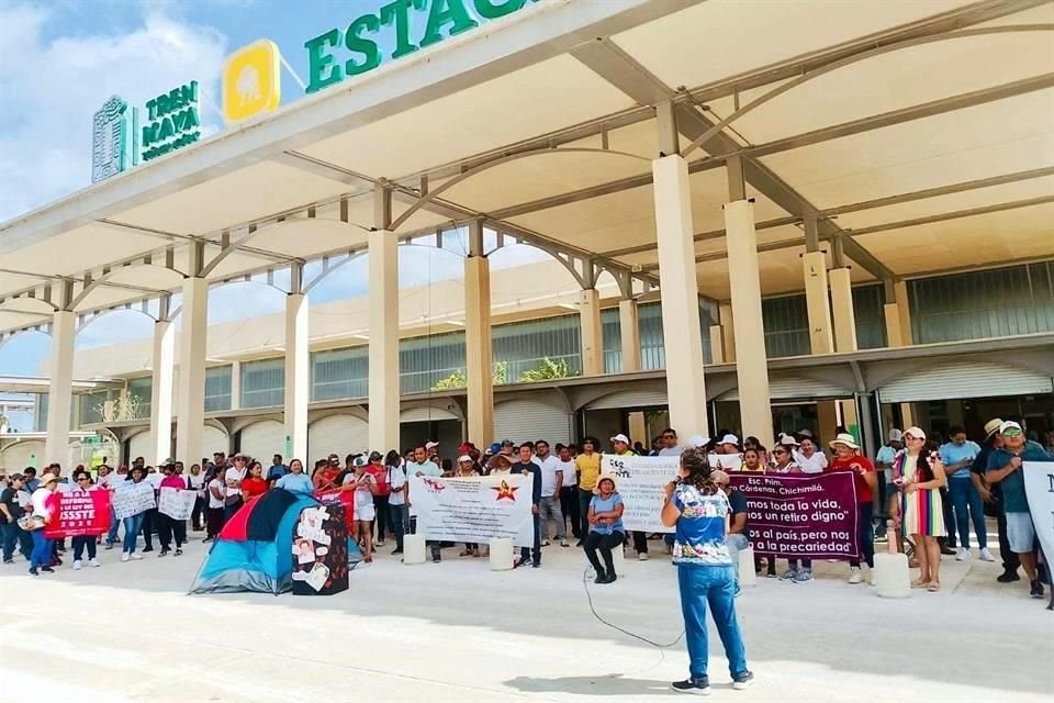 La protesta se desarrolla mientras una representación magisterial sostiene negociaciones con autoridades estatales en Mérida.