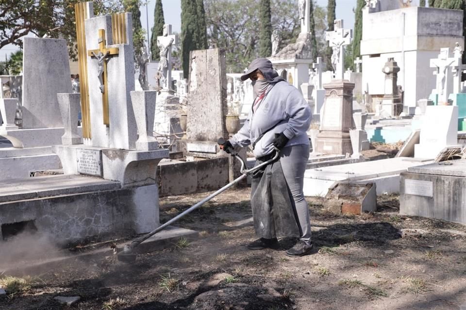 En el caso de Guadalajara se estima que alrededor de 65 mil personas acudan a los cinco cementerios que se encuentran en el municipio.