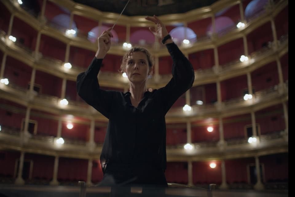 La actriz Johanna Murillo interpreta a una directora de orquesta en la nueva película 'Ceremonia', cuyo escenario principal es el Teatro Degollado, en Guadalajara.