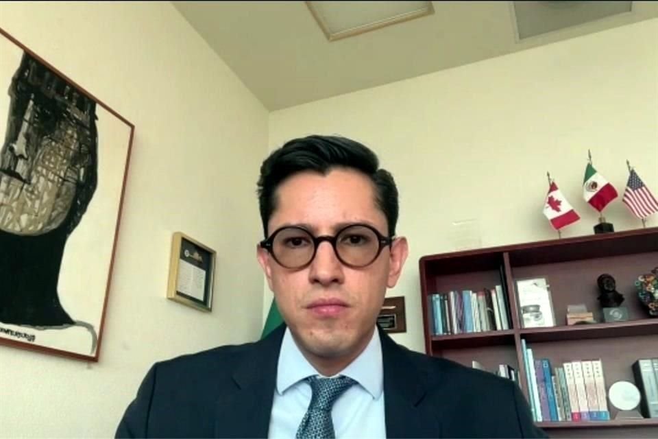 Roberto Velasco, jefe de la Unidad para América del Norte de la SRE, sostuvo una reunión virtual con cónsules en EU.
