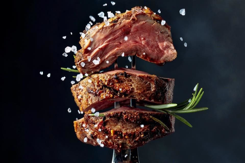 Una reunión en familia para prender el asador y rendir homenaje a papá con sus sabores favoritos es la mejor forma de agradecerle.