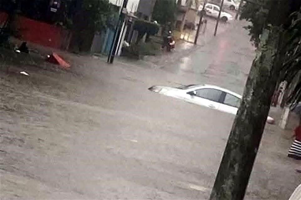 En Cárdenas, Tabasco, intensas lluvias y fuertes vientos han provocado inundaciones.
