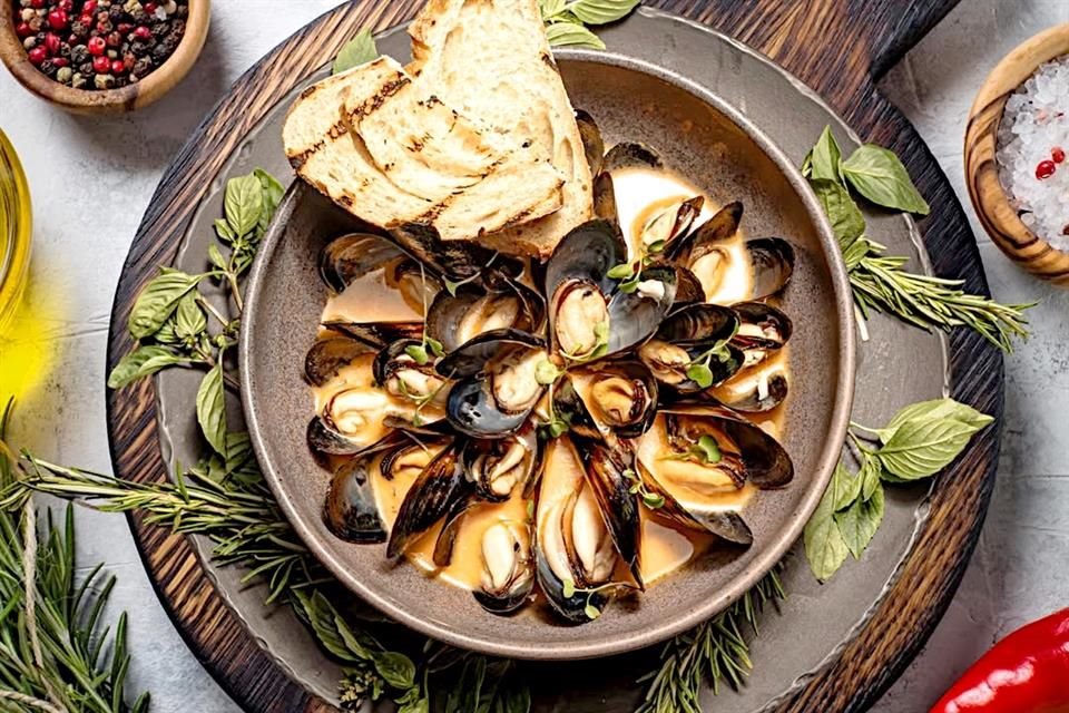 Mejillones salteados al vino blanco con Chipotle.