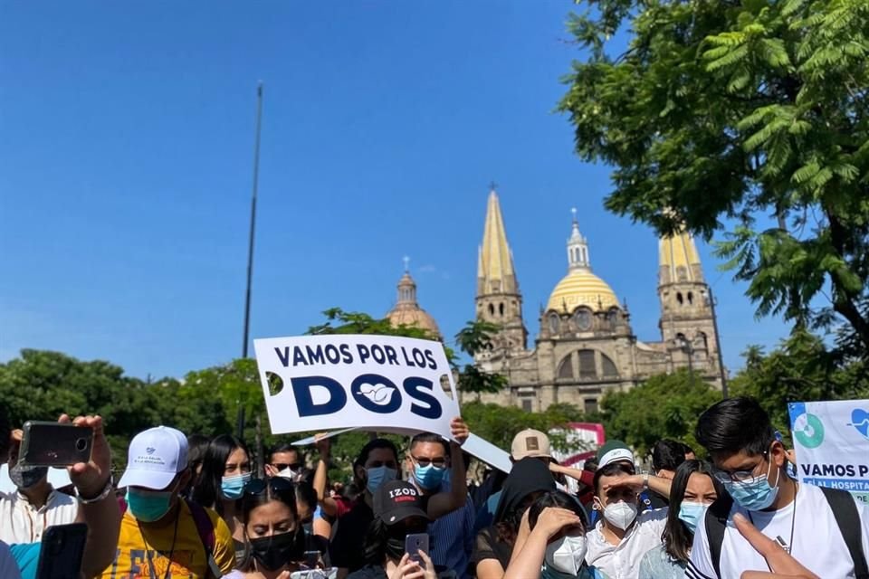 Alumnos de la UdeG realizan una campaña de recolección de firmas para evitar el recorte presupuestal de su casa de estudios.