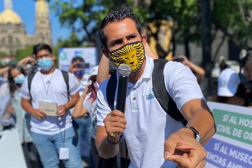 Alumnos de la UdeG realizan una campaña de recolección de firmas para evitar el recorte presupuestal de su casa de estudios.