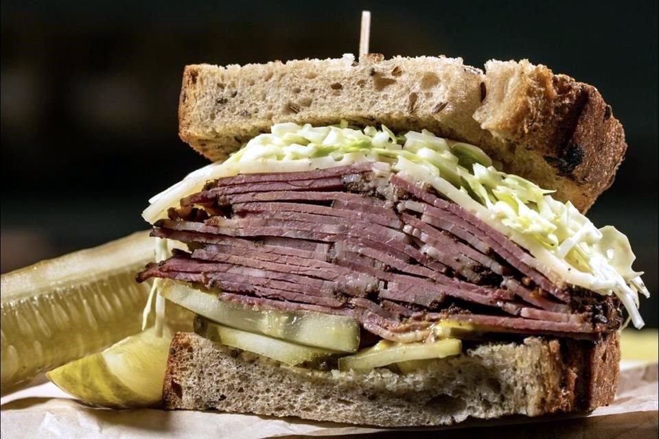 El sándwich de pastrami ahumado del chef Mario Llamas conquistó a la crítica gastronómica en Estados Unidos.