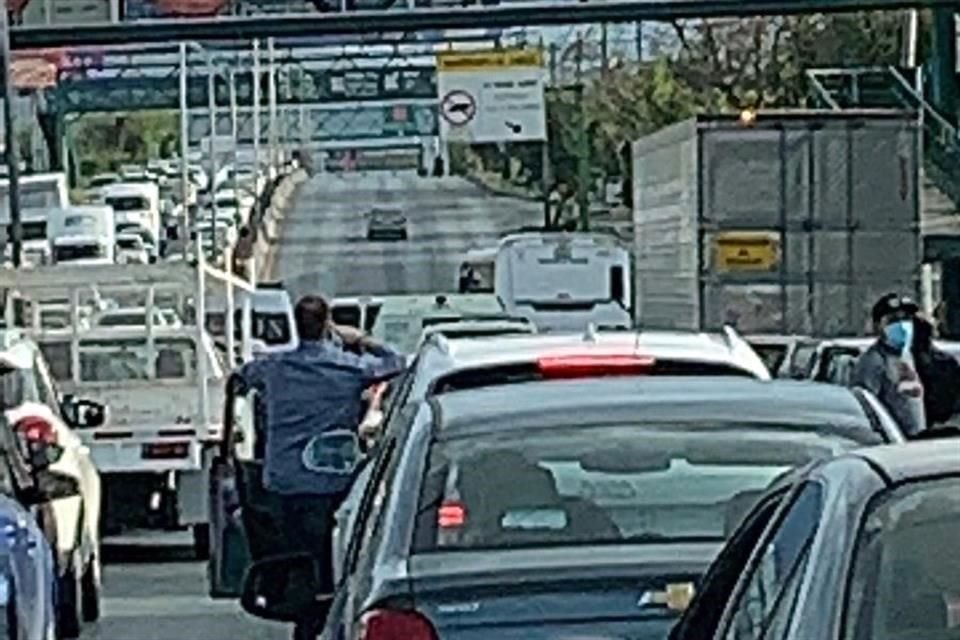 Conductores informaron que una camioneta roja chocó contra un camión, suspendiendo la circulación.