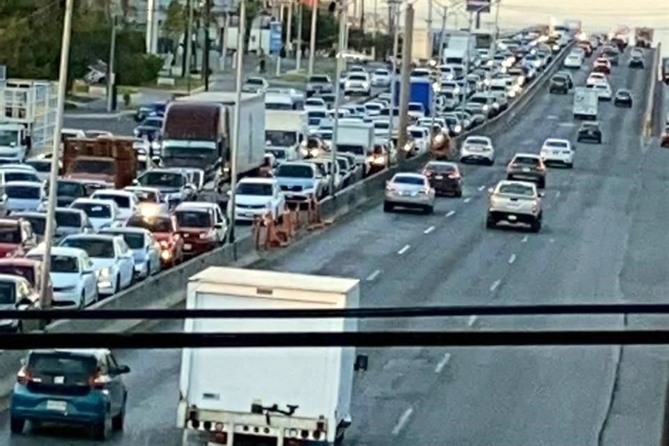 Decenas de vehículos quedaron atrapados entre el tráfico en la Av. Miguel Alemán, en dirección de Apodaca a Guadalupe.