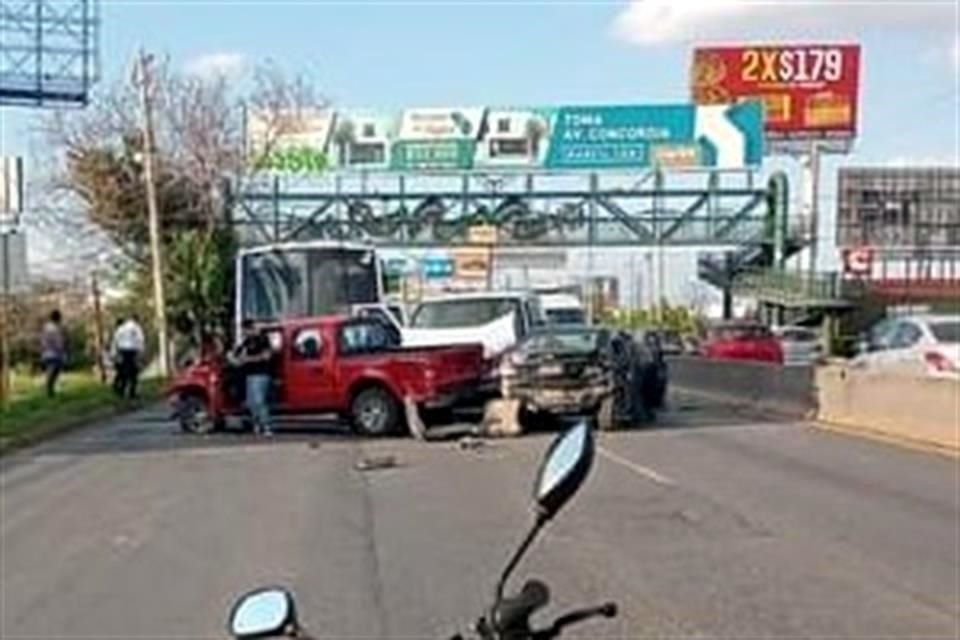 No se reportaron lesionados, sólo daños materiales en los tres vehículos.