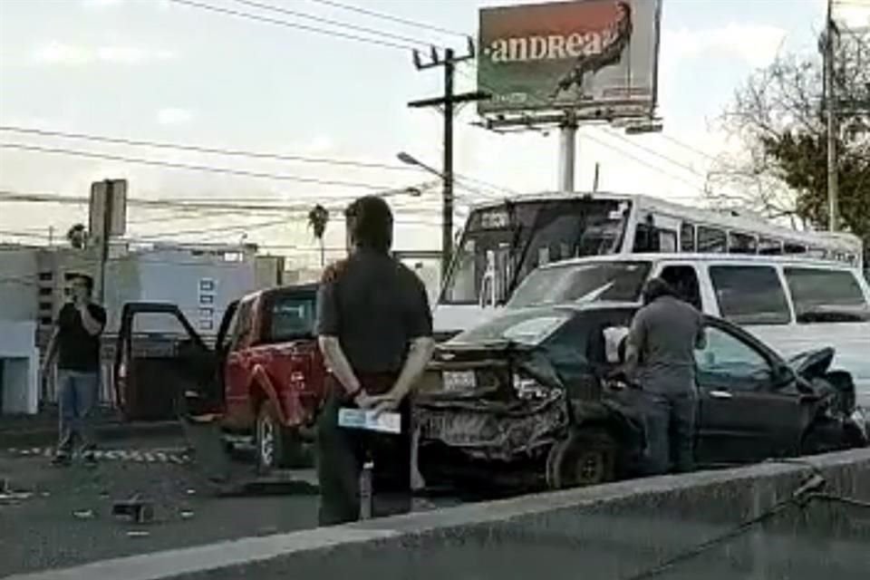 Por la carambola sólo quedó obstruida la Carretera a Miguel Alemán, de Apodaca rumbo a Guadalupe; no se ha señalado al presunto responsable.