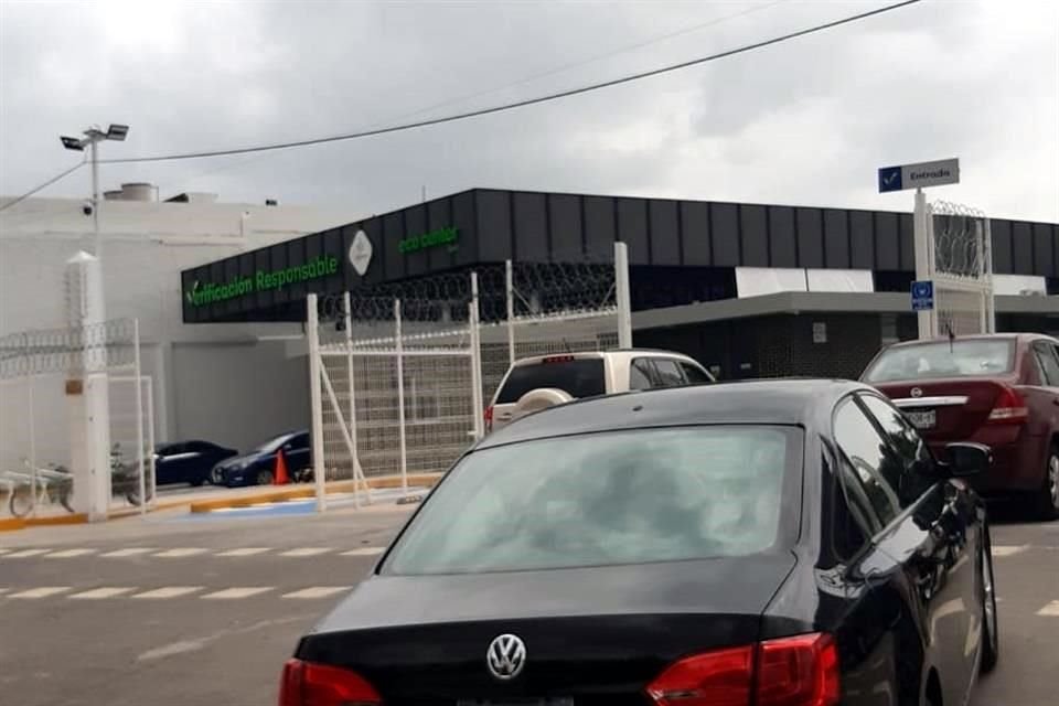 La vialidad de la Prolongación Mariano Otero se ve afectada por la fila de autos fuera del centro de verificación.