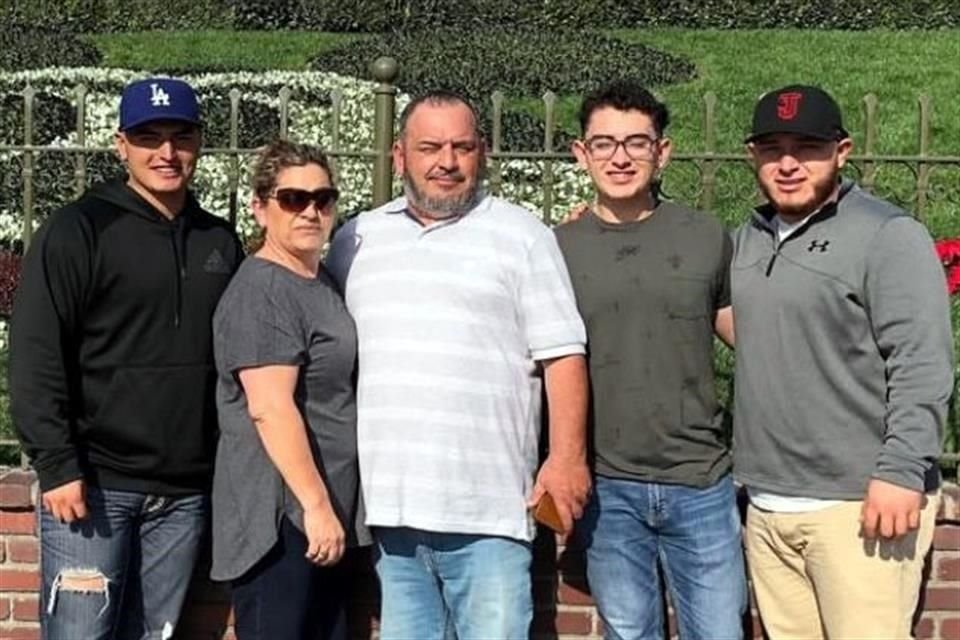 La familia Kirk aprovecha las vacaciones para reunirse y viajar. De izquierda a derecha: Juan, María Magdalena (mamá), Juan Manuel (papá), Andrés y Alex.