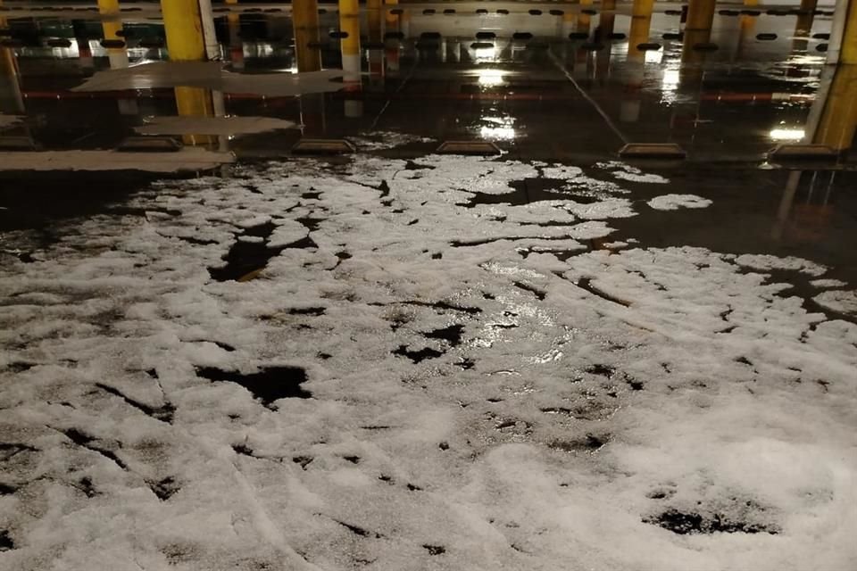 Granizo acumulado en el estacionamiento de la Plaza La Ciudadela.