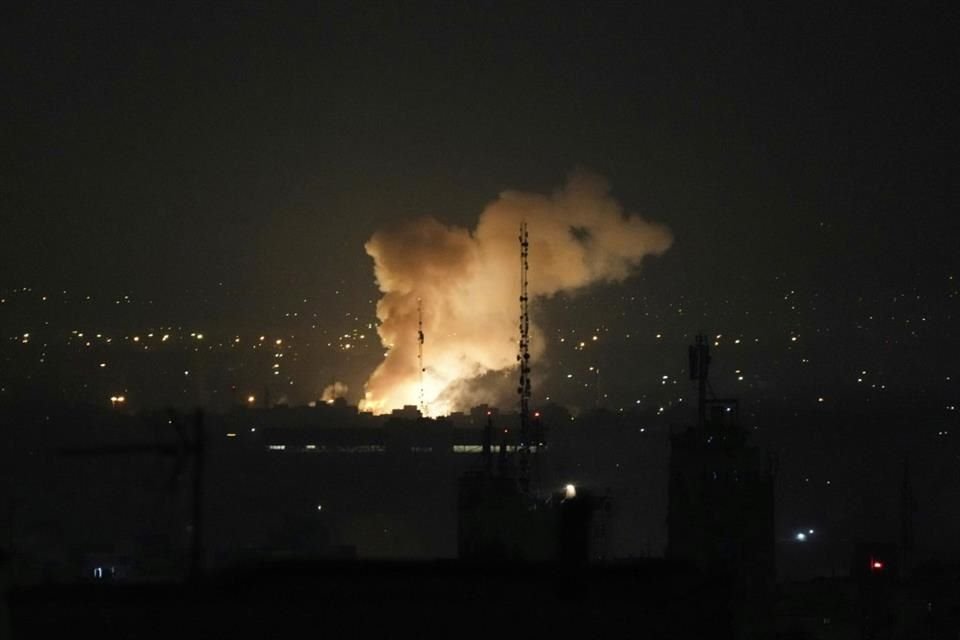 Una columna de humo después de una explosión en Teherán, Irán, el 13 de junio de 2025.