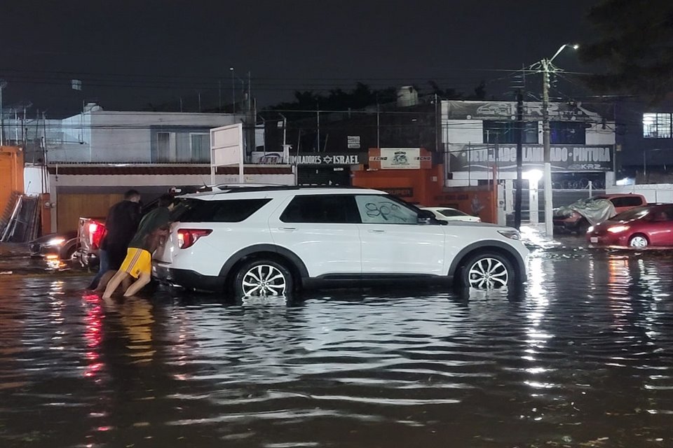 En Avenida Mariano Otero, entre Galileo y Felipe Zetter, es común ver escenas como esta cada temporal.