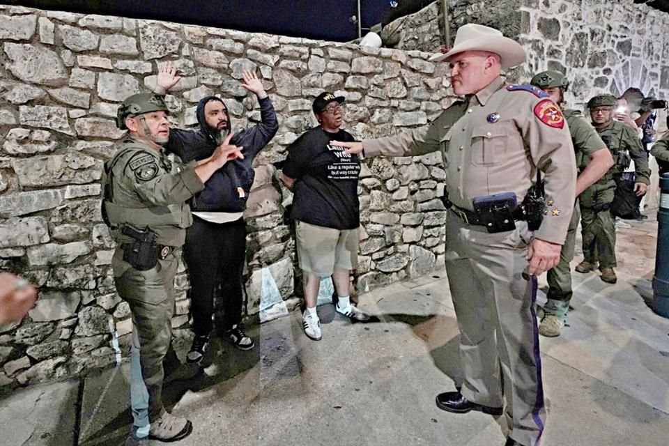 Kristi Noem, Secretaria de Seguridad de EU, prometió seguir con redadas migratorias del Gobierno de Trump, pese a ola de protestas en país.