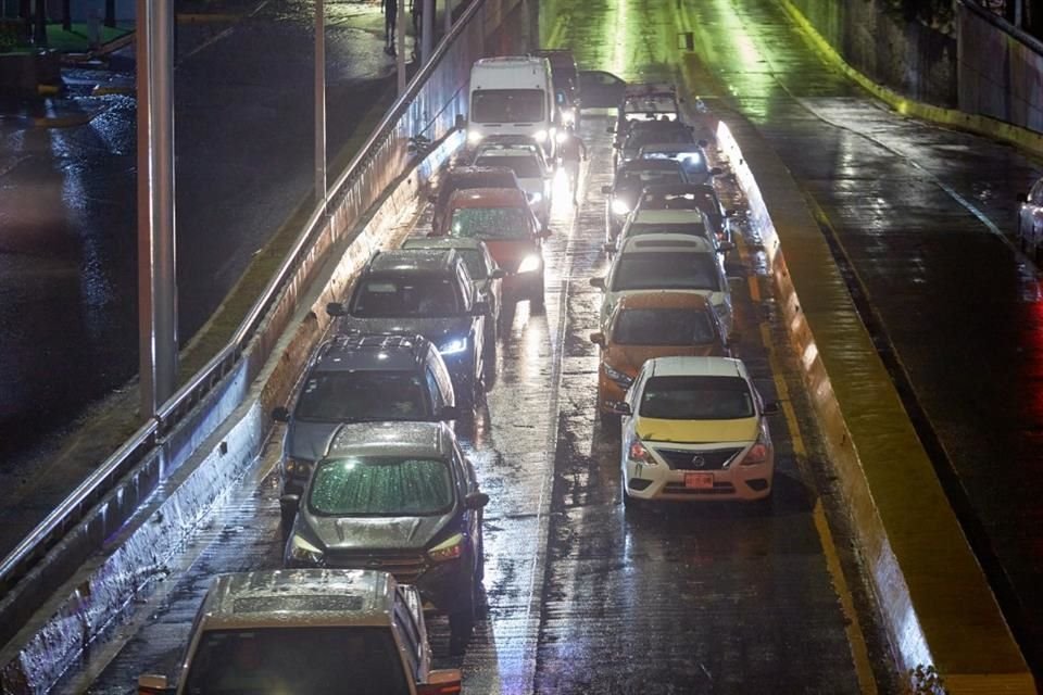 ...Y caos vial en López Mateos.
