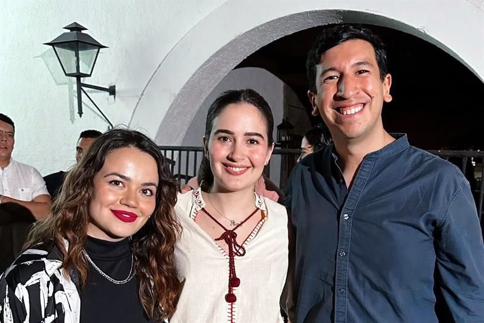 Melissa Cornejo, junto con Itzul Barrera y Pedro Kumamoto.