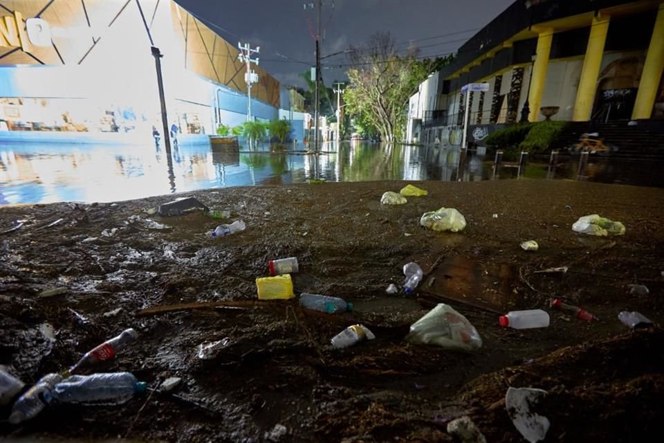 En Avenida López Mateos, además de inundaciones abunda basura.