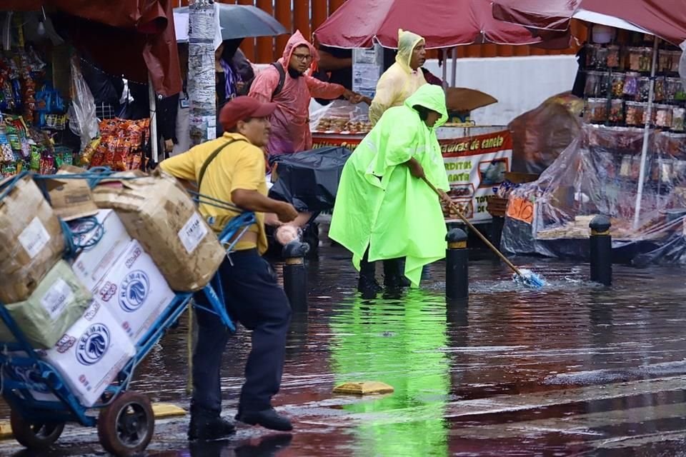 ¡PARA SU MOLINO! Comerciantes de la estación San Lázaro del MB registraron pérdidas. Otros, en cambio, cobraron 10 pesos por cruzar 200 metros en un carrito de súper.