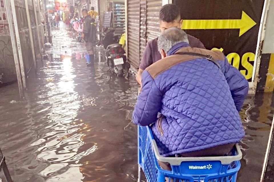 ¡PARA SU MOLINO! Comerciantes de la estación San Lázaro del MB registraron pérdidas. Otros, en cambio, cobraron 10 pesos por cruzar 200 metros en un carrito de súper.