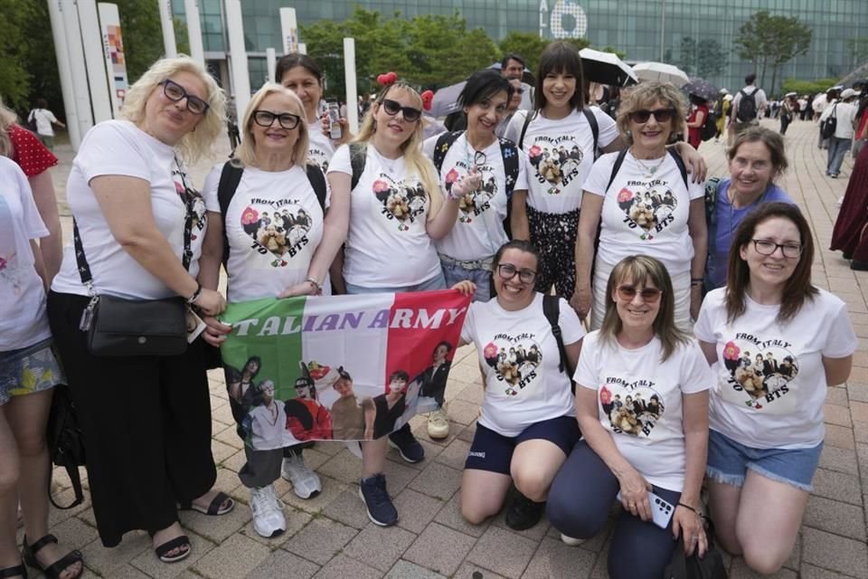 Miles de fans celebraron el aniversario 12 de BTS en Seúl, con la esperanza de ver a los ídolos tras completar su servicio militar.