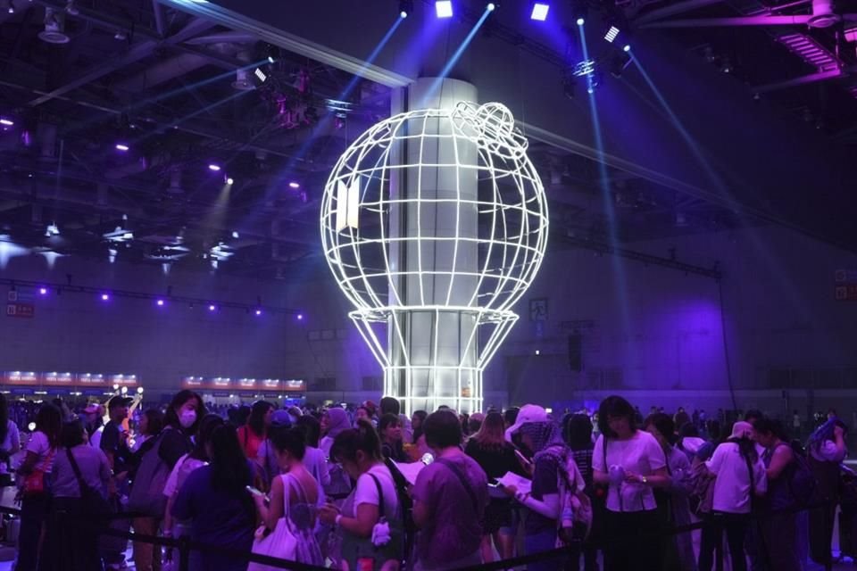El BTS Festa de este año celebra el 12º aniversario del grupo, que actuó junto por última vez en 2022 y no ha actualizado desde 2019 debido a la pandemia del COVID-19.