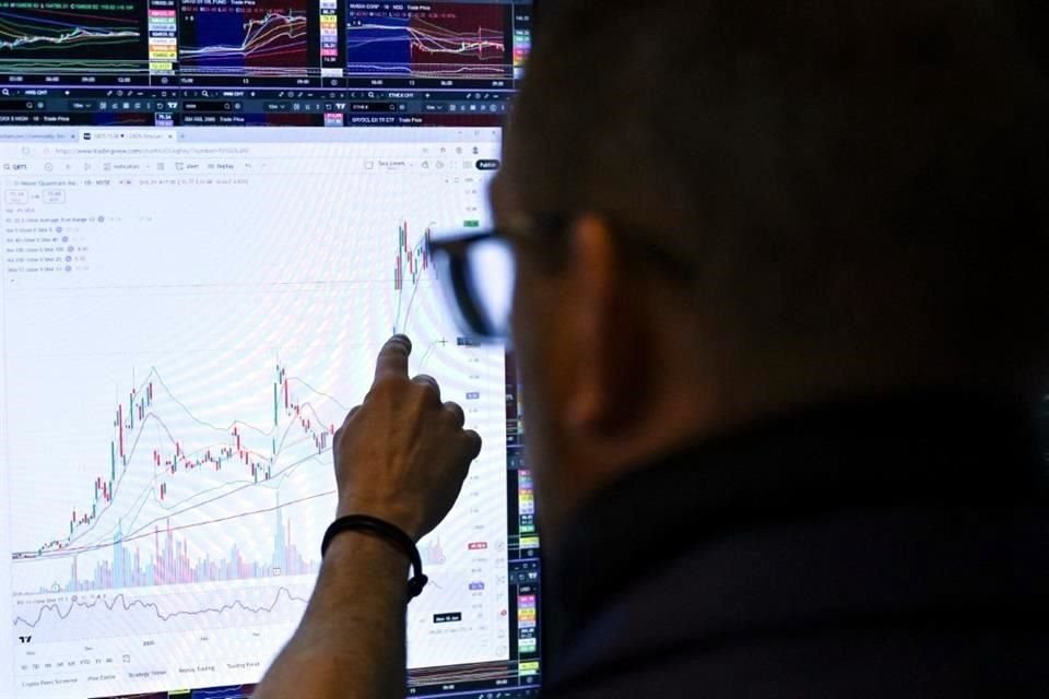 Según analistas, la caída de los mercados bursátiles y el alza de los valores refugio 'muestra la debilidad de la confianza' con respecto a grandes acontecimientos geopolíticos.