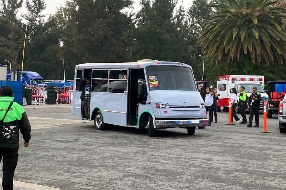 En micro llegó el piloto mexicano.